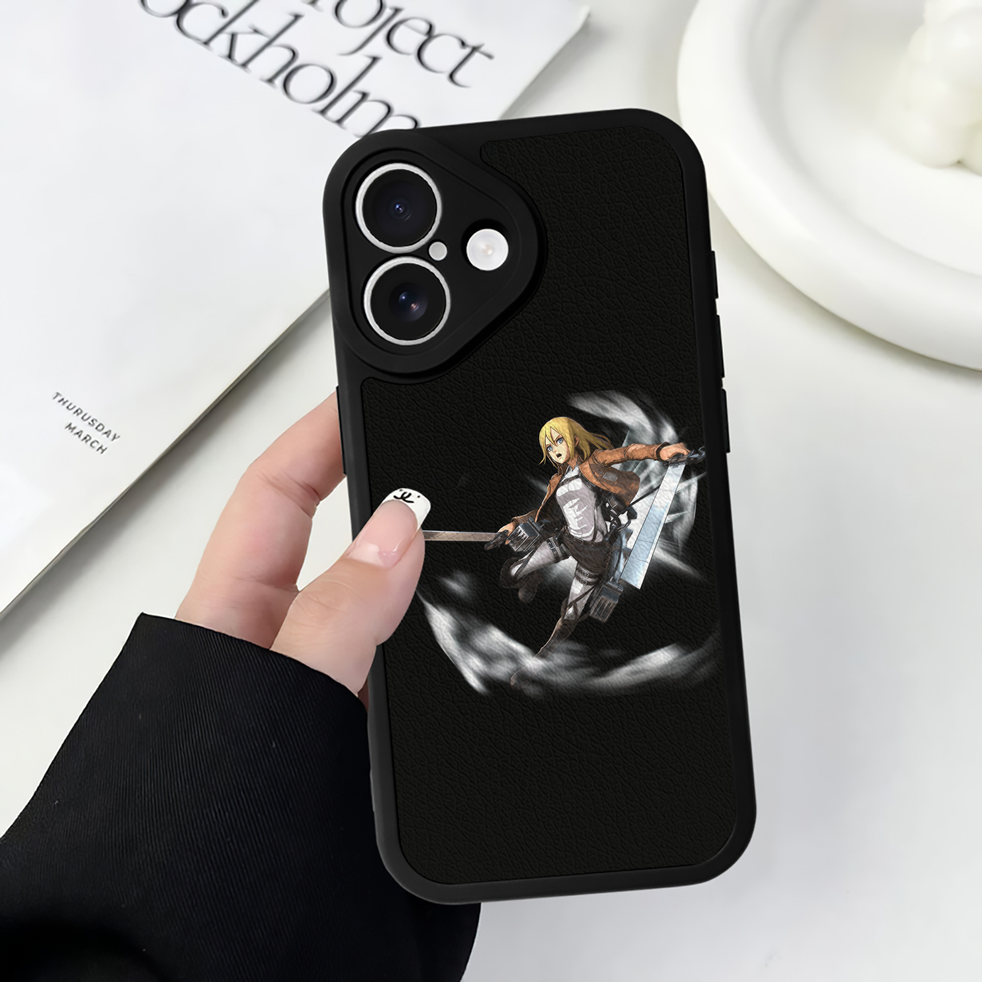 （画像用） 進撃の巨人 クリスタ·レンズ Attack on Titan Christa Lenz 【iPhone 16シリーズ対応】シリコンスマホケース（レザー調） 材質：シリコン